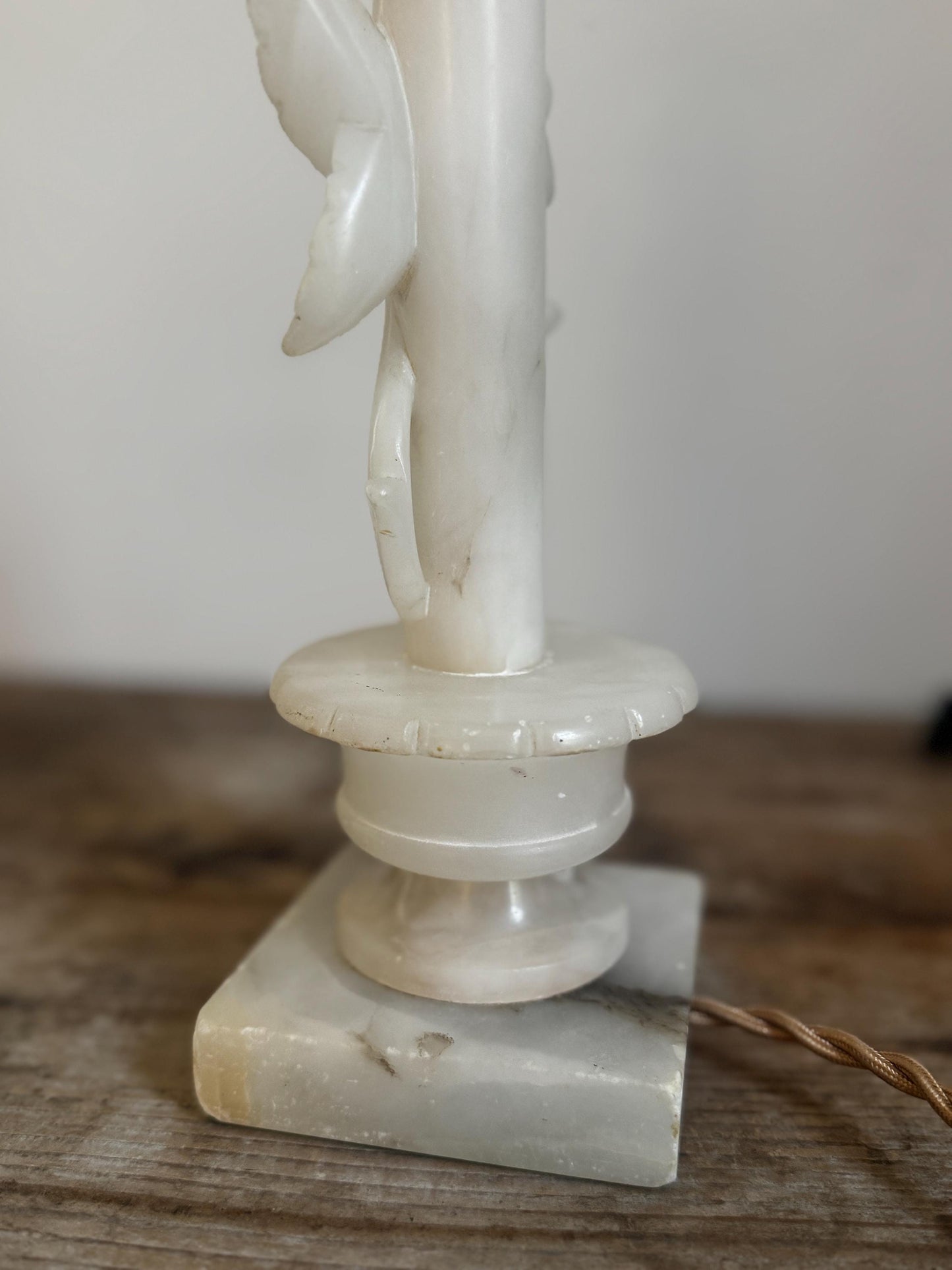 Alabaster Vintage Flower Rose Carved Boudoir Antique Neoclassical Cream White Stone Table Lamp Antique Gold