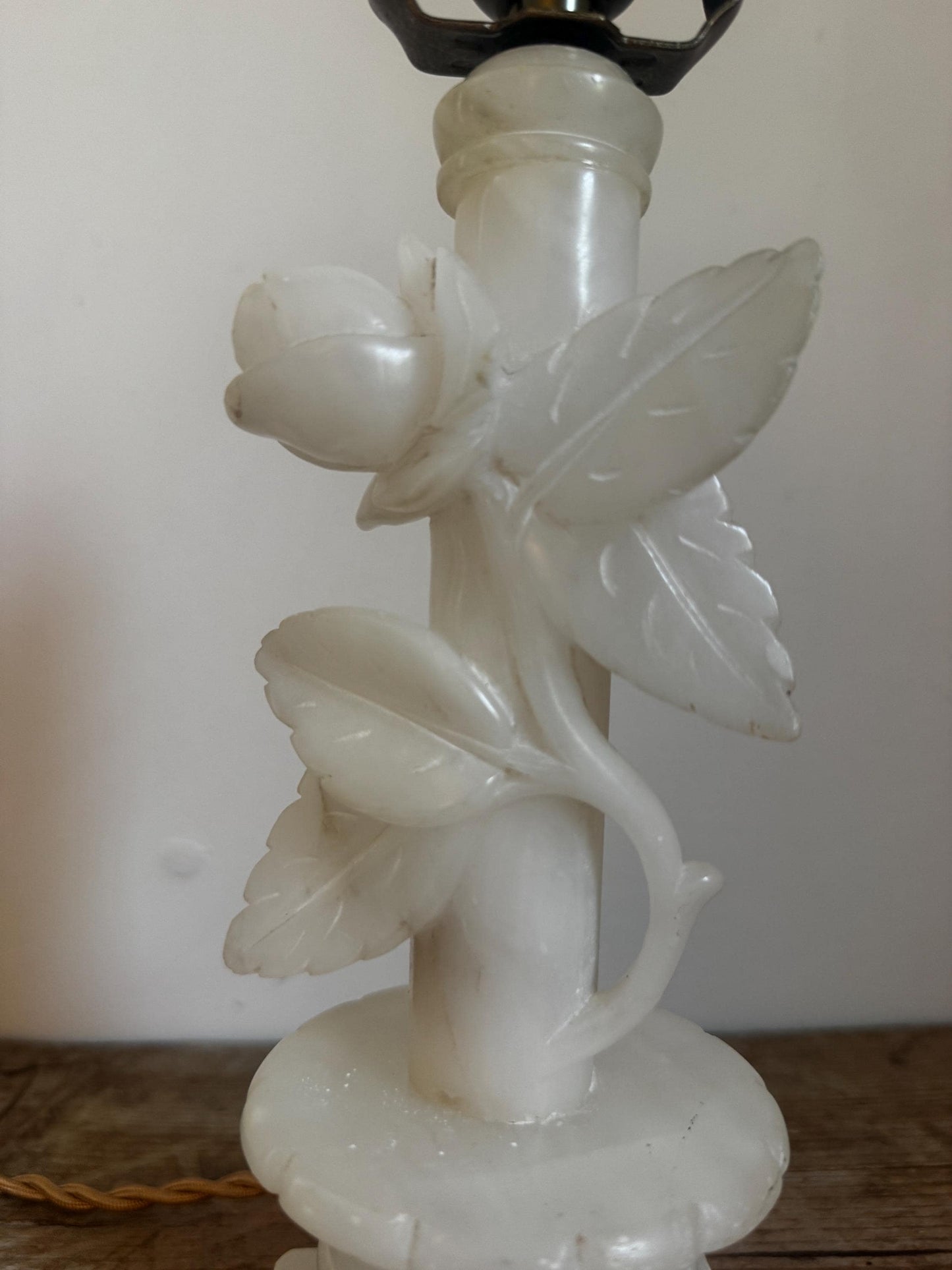 Alabaster Vintage Flower Rose Carved Boudoir Antique Neoclassical Cream White Stone Table Lamp Antique Gold