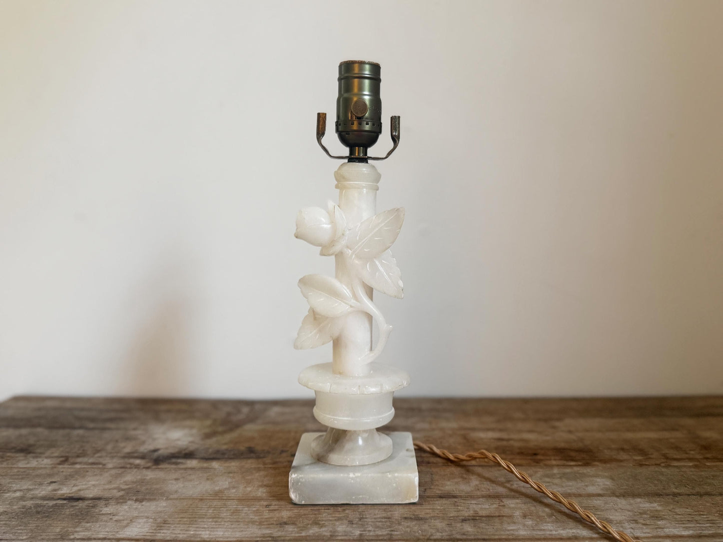 Alabaster Vintage Flower Rose Carved Boudoir Antique Neoclassical Cream White Stone Table Lamp Antique Gold